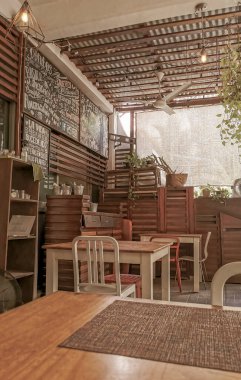 Playa del Carmen Quintana Roo Mexico 'da masa sandalyeleri dekorasyon masası ve bitkilerle dolu bir restoran barının içinde..