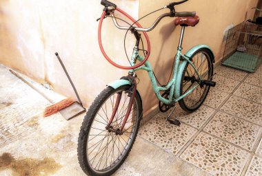 Şehirde park halindeki Playa del Carmen Quintana Roo Mexico 'da bisiklet bisikleti..