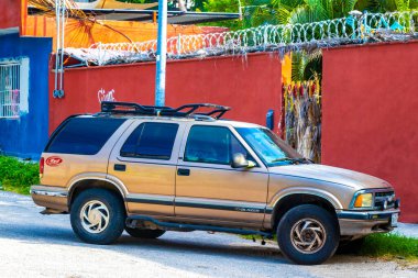 Playa del Carmen Quintana Roo Mexico 'da yol kenarına park etmiş çeşitli off-road araçları kamyonetleri..