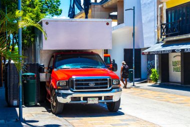 Playa del Carmen Quintana Roo Meksika 'da çeşitli Meksika kamyonları nakliye araçları.