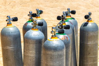 Playa del Carmen Quintana Roo 'daki hazırlık sırasında silindirler ve dalış ekipmanları.