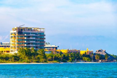 Playa del Carmen Quintana Roo Mexico 'daki Karayipler' deki büyük tatil ve otel kompleksi deniz ve palmiye ağaçları.