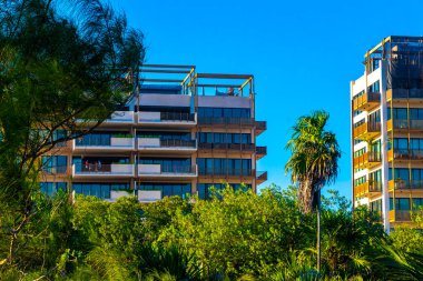Playa del Carmen Quintana Roo Mexico 'daki Karayipler' deki büyük tatil ve otel kompleksi deniz ve palmiye ağaçları.