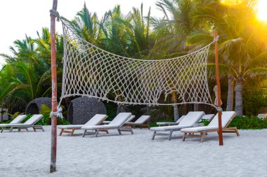 Playa del Carmen Quintana Roo Meksika 'nın tropikal doğasında, Karayip kumlu sahilinde voleybol.