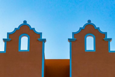 Playa del Carmen Quintana Roo Mexico 'daki Karayipler' deki büyük tatil ve otel kompleksi deniz ve palmiye ağaçları.