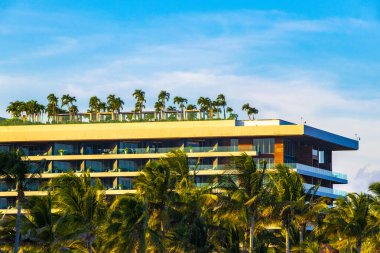 Playa del Carmen Quintana Roo Mexico 'daki Karayipler' deki büyük tatil ve otel kompleksi deniz ve palmiye ağaçları.