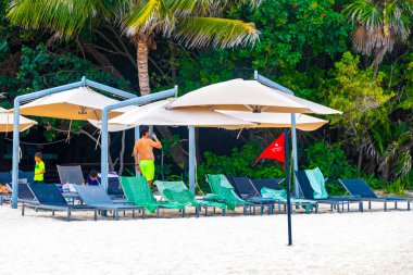 İnsanlarla dolu tropik Meksika Karayip plajı ve denizi güneş şemsiyeleri Playa del Carmen Quintana Roo Meksika 'da turkuaz su ve dalgalar oluşturur..