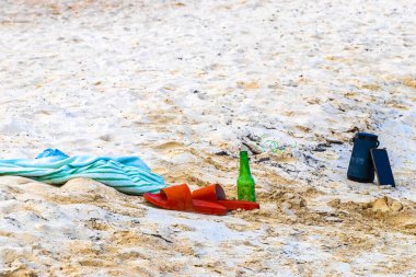 Plaj havlusu ayakkabısı bira hoparlörü ve cep telefonu Playa del Carmen Quintana Roo Mexico sahilinde..