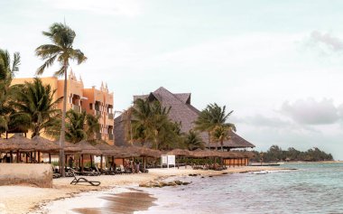 Playa del Carmen Quintana Roo Mexico 'daki Karayipler' deki büyük tatil ve otel kompleksi deniz ve palmiye ağaçları.