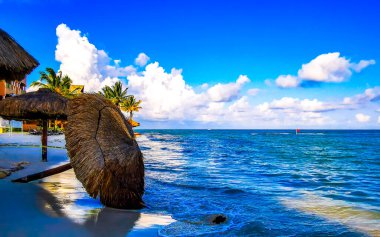 Playa del Carmen Quintana Roo Meksika sahilinde meydana gelen fırtınadan sonra palapa devrildi..