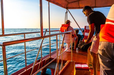 Mirissa Beach Southern Eyaleti Sri Lanka 19. Mart 2018 Katamaran gemi turu Mirissa Sahili Matara Bölgesi Güney Sri Lanka Bölgesi 'nde mavi balina turistleri ve deniz okyanusu ve su.