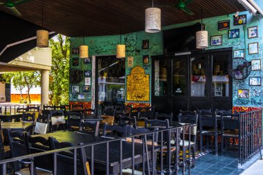 Playa del Carmen Quintana Roo Mexico 'da masa sandalyeleri dekorasyon masası ve bitkilerle dolu bir restoran barının içinde..
