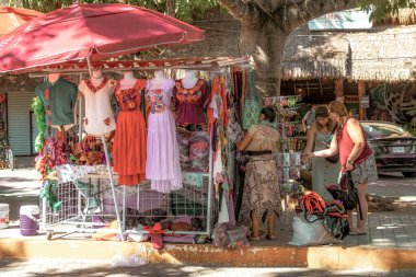 La Quinta Avenida 'nın tipik sokak yolu ve şehir manzarası. Restoran dükkanları, Playa del Carmen Playa del Carmen Playa del Carmen Quintana Roo Meksika' da hediyelik eşya ve bina mağazaları..