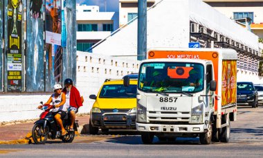 Playa del Carmen Quintana Roo Meksika 'da çeşitli Meksika kamyonları nakliye araçları.