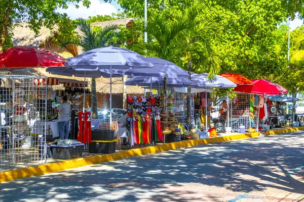 La Quinta Avenida 'nın tipik sokak yolu ve şehir manzarası. Restoran dükkanları, Playa del Carmen Playa del Carmen Playa del Carmen Quintana Roo Meksika' da hediyelik eşya ve bina mağazaları..