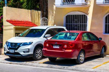 Playa del Carmen Quintana Roo Meksika 'da yol kenarına park etmiş çeşitli araçlar var..