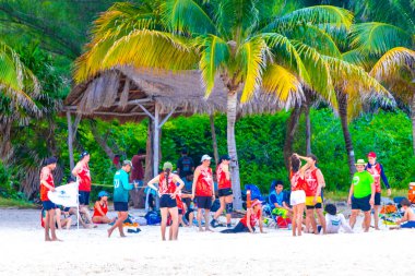 Playa del Carmen Quintana Roo Meksika 13. Ağustos 2023, Meksika 'nın tropikal karayip plaj manzarasında koşucu Playa del Carmen Meksika' da turkuaz mavi su ve palmiye ağaçları ile koşuyor..