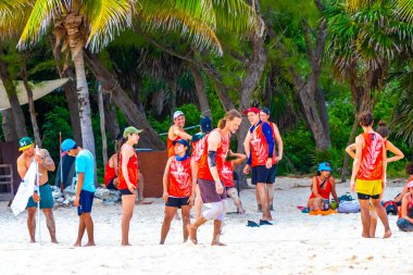 Playa del Carmen Quintana Roo Meksika 13. Ağustos 2023, Meksika 'nın tropikal karayip plaj manzarasında koşucu Playa del Carmen Meksika' da turkuaz mavi su ve palmiye ağaçları ile koşuyor..