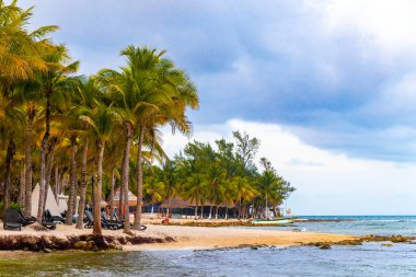 İnsanlarla dolu tropik Meksika Karayip plajı ve denizi güneş şemsiyeleri Playa del Carmen Quintana Roo Meksika 'da turkuaz su ve dalgalar oluşturur..