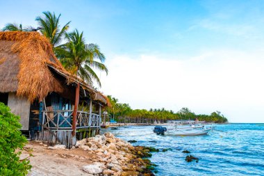 İnsanlarla dolu tropik Meksika Karayip plajı ve denizi güneş şemsiyeleri Playa del Carmen Quintana Roo Meksika 'da turkuaz su ve dalgalar oluşturur..