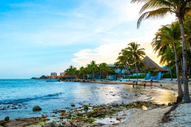 İnsanlarla dolu tropik Meksika Karayip plajı ve denizi güneş şemsiyeleri Playa del Carmen Quintana Roo Meksika 'da turkuaz su ve dalgalar oluşturur..