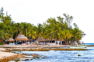 İnsanlarla dolu tropik Meksika Karayip plajı ve denizi güneş şemsiyeleri Playa del Carmen Quintana Roo Meksika 'da turkuaz su ve dalgalar oluşturur..