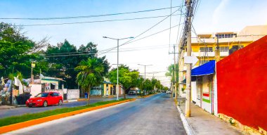 Tipik bir şehir yolu ve araba manzarası. Trafik restoranları, Quintana Roo Mexico 'daki Playa del Carmen' in insan ve binaları..