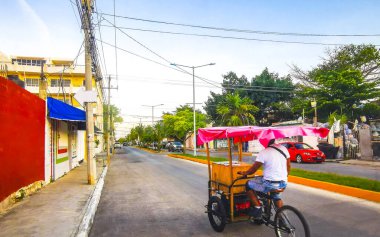Playa del Carmen Quintana Roo Meksika 14. Ekim 2023 Playa del Carmen Quintana Roo Meksika 'da üç tekerlekli bisiklet süren bir adam..