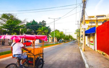 Playa del Carmen Quintana Roo Meksika 14. Ekim 2023 Playa del Carmen Quintana Roo Meksika 'da üç tekerlekli bisiklet süren bir adam..