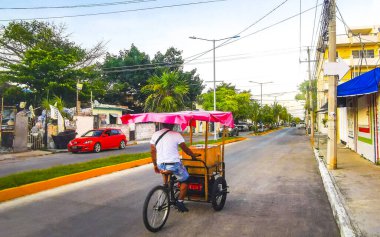 Playa del Carmen Quintana Roo Meksika 14. Ekim 2023 Playa del Carmen Quintana Roo Meksika 'da üç tekerlekli bisiklet süren bir adam..