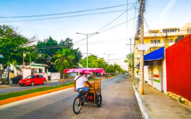 Playa del Carmen Quintana Roo Meksika 14. Ekim 2023 Playa del Carmen Quintana Roo Meksika 'da üç tekerlekli bisiklet süren bir adam..