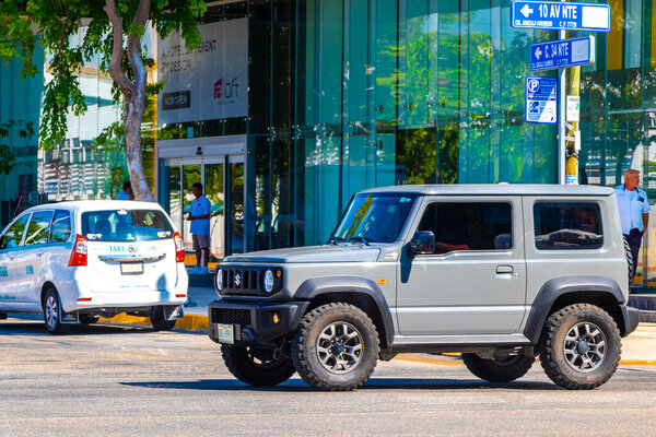 Различные машины припаркованы на обочине дороги на Плайя-дель-Кармен-Кинтана-Роо, Мексика.