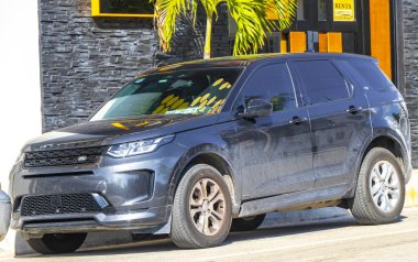 Playa del Carmen Quintana Roo Mexico 'da yol kenarına park etmiş çeşitli off-road araçları kamyonetleri..