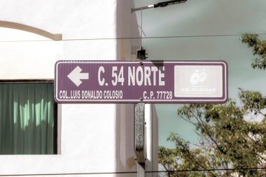 Playa del Carmen Quintana Roo Meksika 22. Eylül 2022 Mavi ve beyaz yol işaretleri ve Playa del Carmen Quintana Roo Meksika 'daki cadde ve yolların yönlendirilmesi için isim.