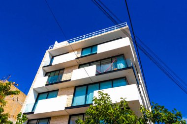 Playa del Carmen Quintana Roo Meksika 'da palmiye ağaçları olan tropikal cennette modern binalar ve mimari oteller tatil beldeleri ve daireler.
