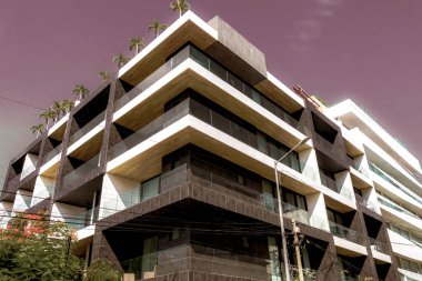 Playa del Carmen Quintana Roo Meksika 'da palmiye ağaçları olan tropikal cennette modern binalar ve mimari oteller tatil beldeleri ve daireler.