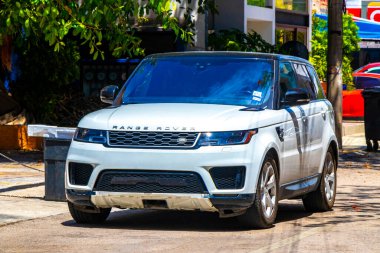 Playa del Carmen Quintana Roo Mexico 'da yol kenarına park etmiş çeşitli off-road araçları kamyonetleri..