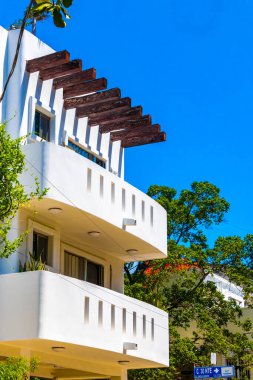 Playa del Carmen Quintana Roo Meksika 'da palmiye ağaçları olan tropikal cennette modern binalar ve mimari oteller tatil beldeleri ve daireler.