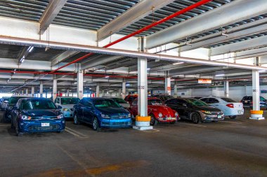 Playa del Carmen Quintana Roo Meksika 05. Ağustos 2023 Playa del Carmen Quintana Roo Meksika 'daki otoparka park etmiş çeşitli araçlar..