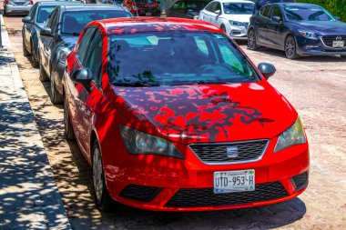 Playa del Carmen Quintana Roo Meksika 'da yol kenarına park etmiş çeşitli araçlar var..