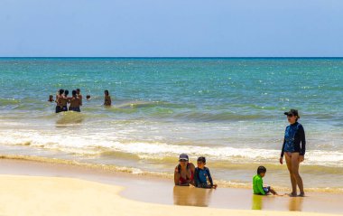 Playa del Carmen Quintana Roo Meksika 06. Temmuz 2024 Tropik Meksika Karayip plajı ve denizi Playa del Carmen Meksika 'daki turkuaz mavi sularda insanları güneşlendiriyor ve eğlendiriyor..