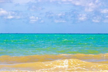 Playa del Carmen Quintana Roo Meksika 'daki berrak turkuaz mavi sularıyla Cozumel adasının muhteşem tropik Meksika deniz ve sahil manzarası manzarası.