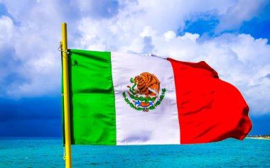 Meksika yeşil kırmızı bayrağı ve mavi gökyüzü amblemi Playa del Carmen Quintana Roo Meksika 'daki Cozumel adasına giden feribotta bulutlar.