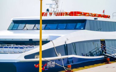 Playa del Carmen Quintana Roo Mexico 08. Temmuz 2024 Tekne yatı Katamaran feribotu denizde ve tropik Meksika karayip plaj feribotu Cozumel adasından Playa del Carmen 'e.