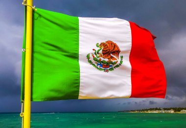 Meksika yeşil kırmızı bayrağı ve mavi gökyüzü amblemi Playa del Carmen Quintana Roo Meksika 'daki Cozumel adasına giden feribotta bulutlar.