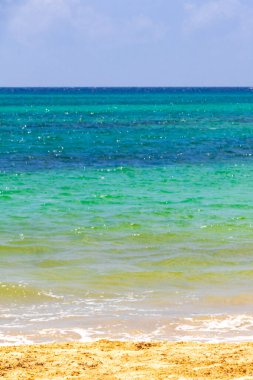 Playa del Carmen Meksika 'da turkuaz mavi su dalgaları ve beyaz kumla inanılmaz tropik Meksika Karayip plajı ve deniz manzarası manzarası..