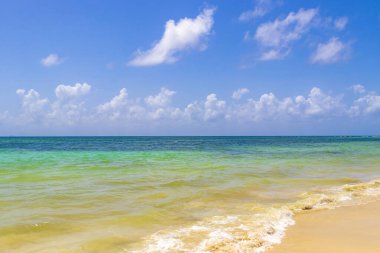 Playa del Carmen Meksika 'da turkuaz mavi su dalgaları ve beyaz kumla inanılmaz tropik Meksika Karayip plajı ve deniz manzarası manzarası..