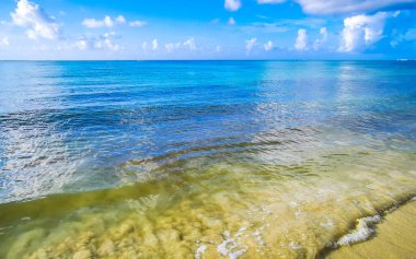 Berrak turkuvaz mavi su ve Playa del Carmen Meksika 'da büyük dalgalar ile çarpıcı tropik Meksika Karayip plajı ve deniz manzarası manzarası.