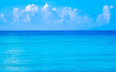 Playa del Carmen Meksika 'da berrak turkuaz mavi su dalgalarıyla muhteşem tropik Meksika Karayip plajı ve deniz manzarası deniz manzarası manzarası..