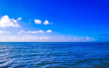 Playa del Carmen Meksika 'da berrak turkuaz mavi su dalgalarıyla muhteşem tropik Meksika Karayip plajı ve deniz manzarası deniz manzarası manzarası..